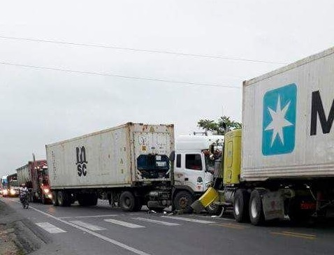 Dos tráiler chocan en vía Jujan-Tres Postes