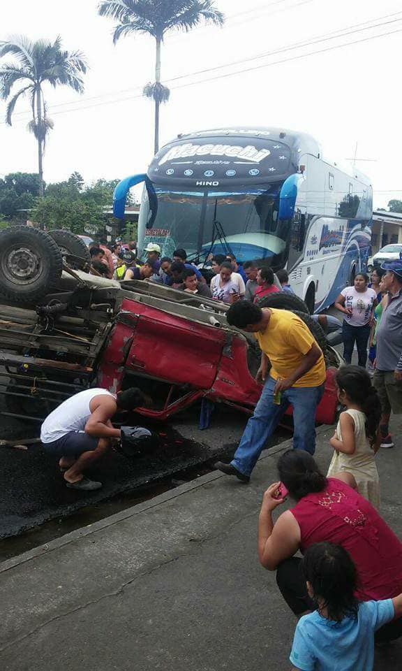 Un fallecido y un herido en choque de bus Macuchi contra camioneta en Valencia (vídeo)