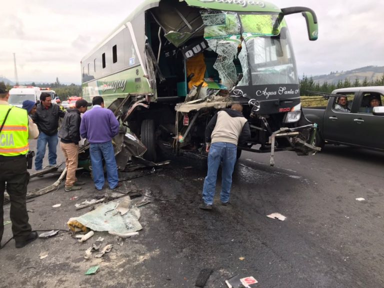 Choque de bus deja 11 personas heridas en Latacunga