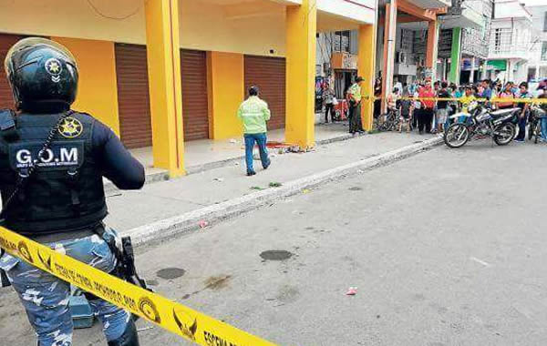 Le cortaron el cuello fuera de una escuela