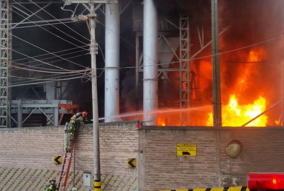 Bomberos controlaron incendio en el Parque Industrial de Cuenca