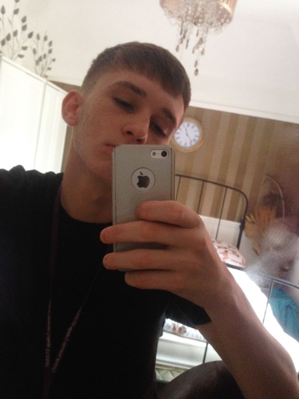 Descubren aterrador detalle en la selfie de un joven inglés