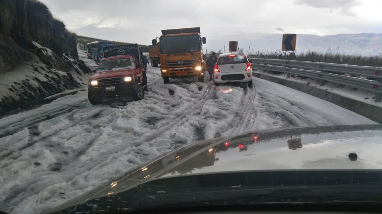 La granizada detiene otra vez el tránsito en la vía Pujilí – Zumbahua