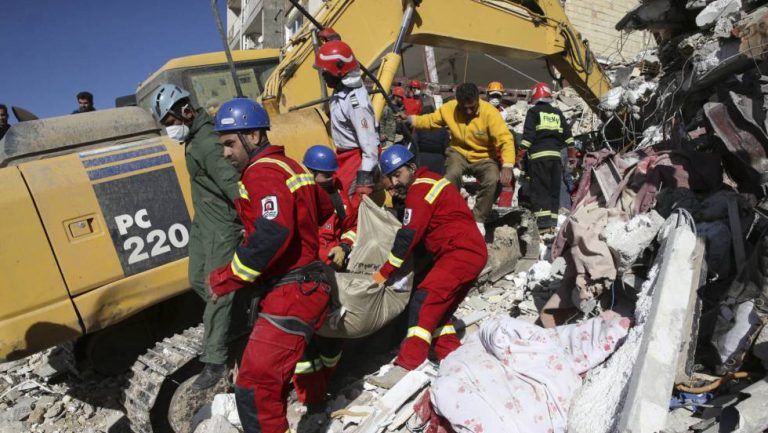 El balance de muertos por el terremoto en Irán se eleva a 530