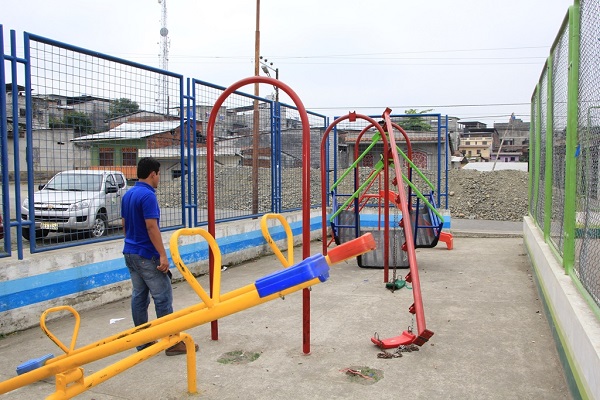 Prefectura rehabilitará juegos infantiles destruidos en barrios de Quevedo