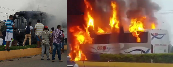 Bus y motocicleta incineradas y dos fallecidos en El Oro (Video)