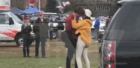 La primogénita de los Obama fue captada muy cariñosa con un joven en un partido de fútbol americano de Harvard.