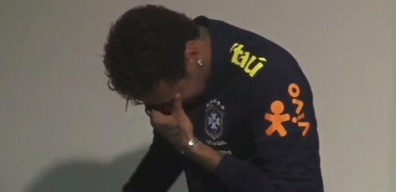Neymar se retira llorando de rueda de prensa