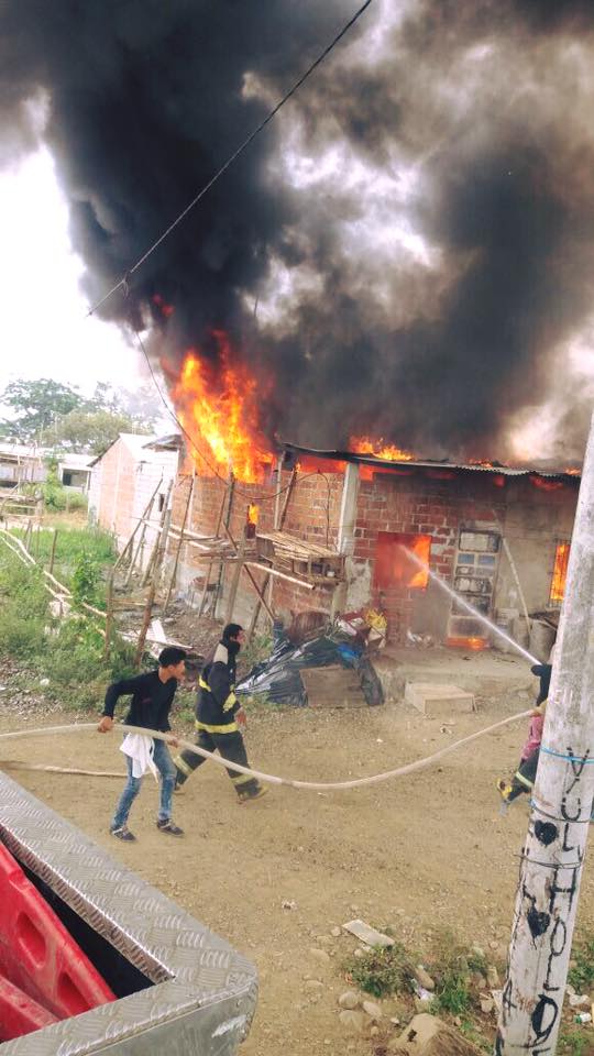 Incendio dejó en la calle a una familia en el cantón Baba