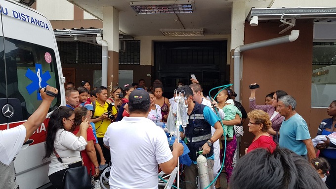 Menor que ingirió agua al caer en balde, se recupera en Guayaquil (Videos)