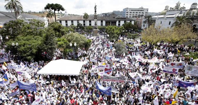 Multitudinaria manifestación de apoyo a la Consulta Popular