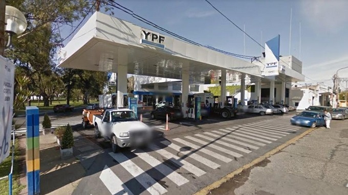 Hombre intentó aprovecharse de una agente en el baño de una estación de servicio de La Plata