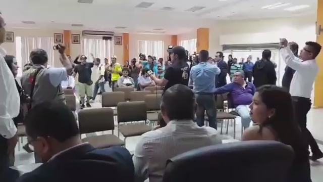 Grupo de trabajadores de la Empresa de Aseo intenta agredir al alcalde de Quevedo en reclamos de su derechos (Video)