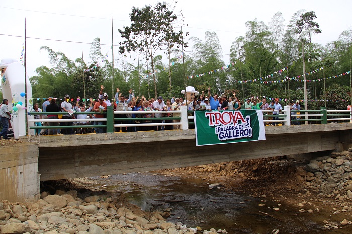 Babahoyo: Prefectura entregó puente en recinto Colombia Baja