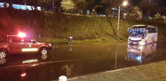 Bus quedó atrapado por intensas lluvias en Quito