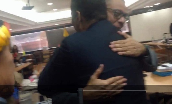 Rafael Correa saluda a Jorge Glas en la audiencia de juicio por caso Odebrecht.