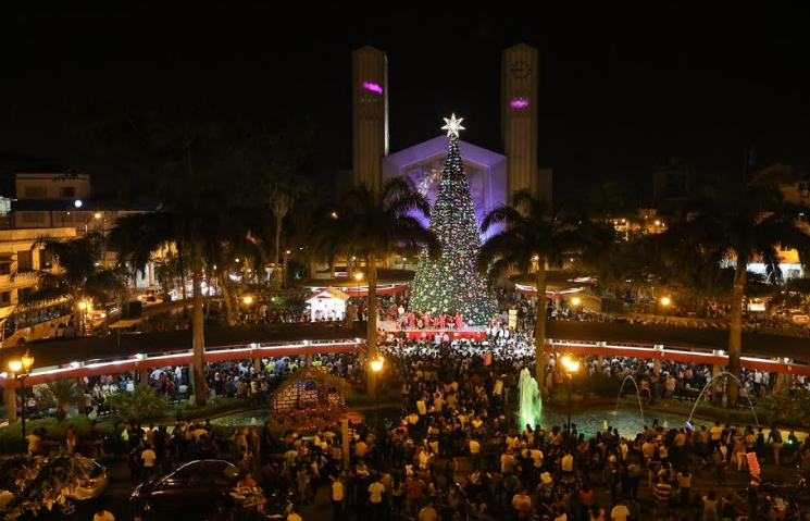 Árbol de 18 metros enciende el ambiente navideño en Babahoyo