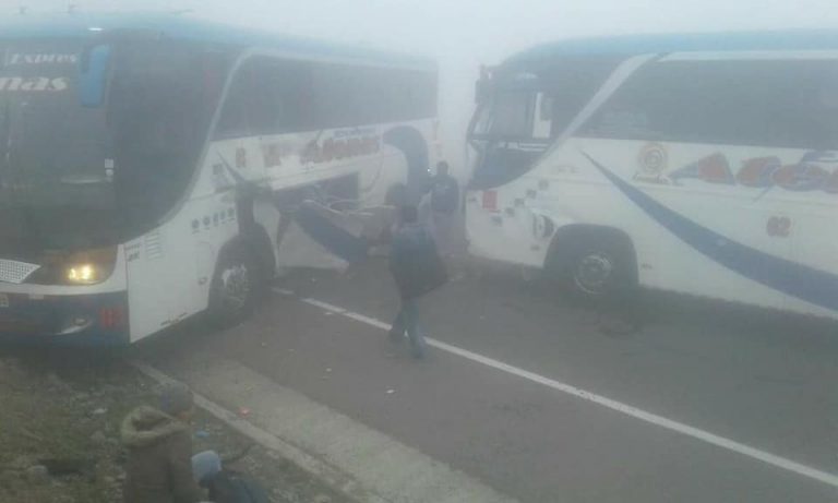 Dos buses chocan en Guaranda a causa de la neblina