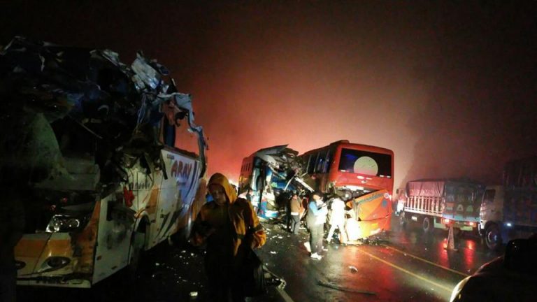 Conductor de Macuchi muere en choque de tres buses, deja 2 fallecidos y 26 heridos