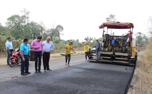 Prefecto Troya verifica obras viales en construcción