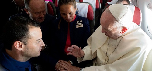 El papa Francisco celebra el primer matrimonio a bordo del avión papal