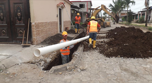 Alcalde verifica trabajos de alcantarillado sanitario en la parroquia N.I.D.