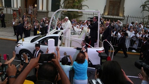 Multitudes eufóricas reciben al pontífice en Perú