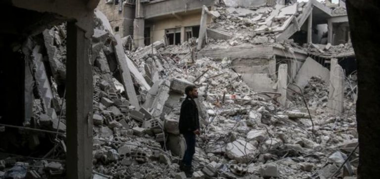 Al menos 18 muertos por ataques aéreos y de artillería cerca de Damasco