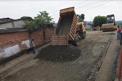 Colocación de Base y Sub base en la calle Sucre de la Coop. 23 de Agosto