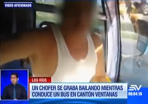 Ventanas: Chofer de transporte público baila y se pone de pie mientras conduce