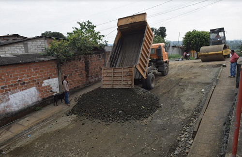 Mocache: Colocación de Base y Sub base en la calle Sucre de la Coop. 23 de Agosto