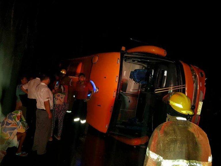 Diez heridos en volcamiento de bus Trans Esmeraldas