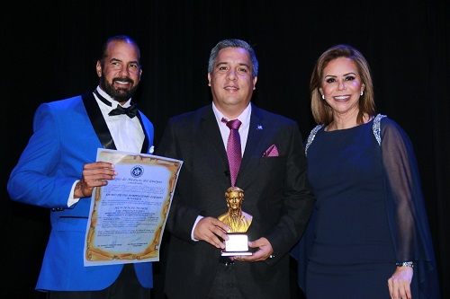 Gobernador Camilo Salinas recibió premio “Médico del Año”