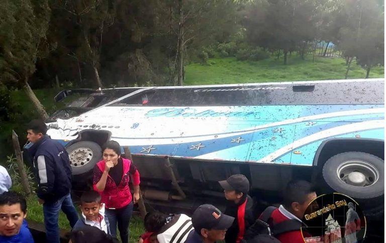 Seis heridos en volcamiento de bus en Bolívar