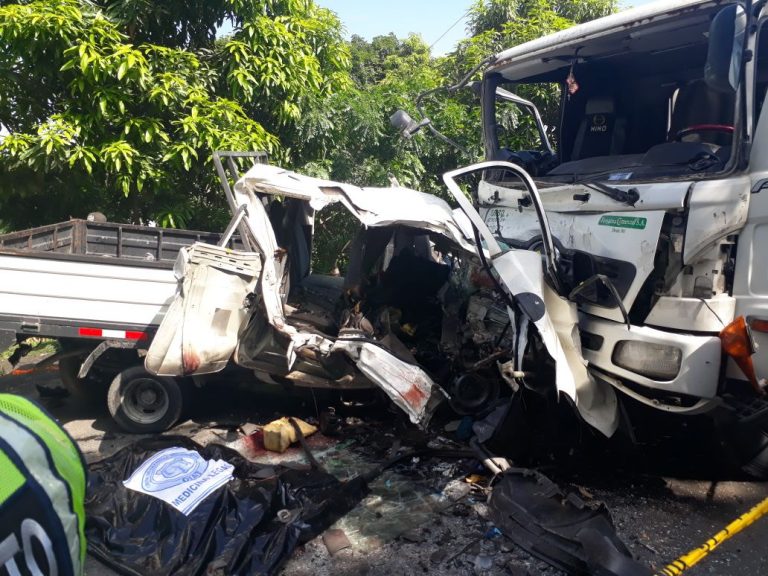 Le explotó la llanta: 11 fallecidos deja accidente en autopista Babahoyo-Jujan