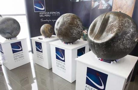Perú muestra esferas de metal caídas del cielo en la región sureña de Puno