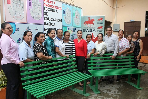 Alcaldesa de Baba entregó donaciones a institución educativa