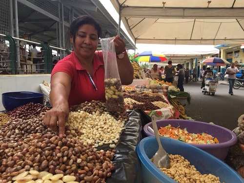 Feria de granos en el malecón de Babahoyo