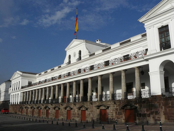 Gobierno de Ecuador acepta renuncia de ministros de Economía y de Electricidad