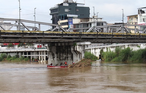Quevedo: Personal del COE limpia la base del puente Velasco Ibarra