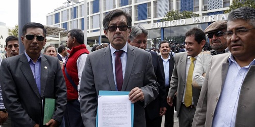 César Montúfar presentó denuncia contra Rafael Correa