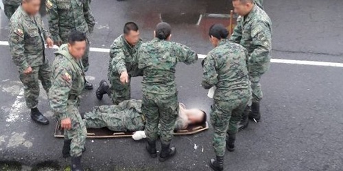 Dos militares resultan heridos tras accidente en revista de armas