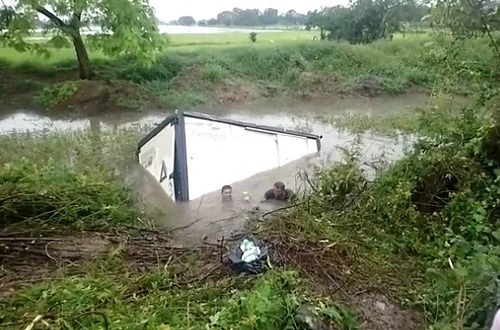 Guayas: Furgón cae a canal de agua y conductor queda atrapado