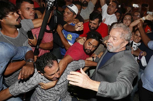 Lula se entregó a la Policía Federal