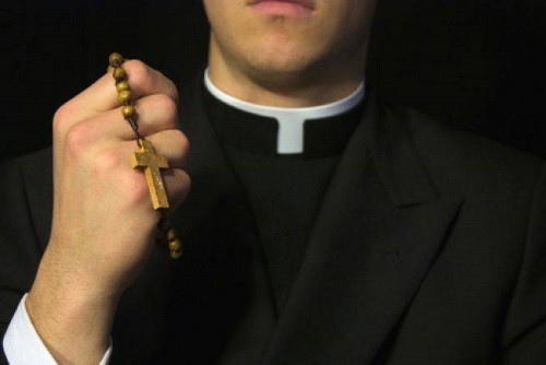 Se investiga a reconocido sacerdote acusado de abuso sexual en Cuenca