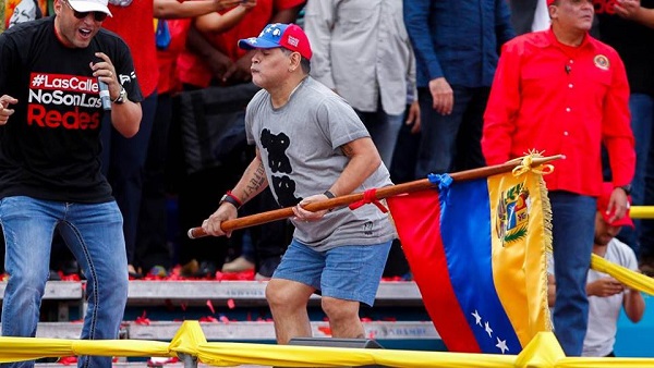 Maradona bailó en el cierre de campaña de Nicolás Maduro