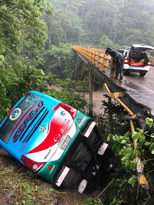 Accidente de tránsito deja un militar muerto y 20 heridos en Morona Santiago