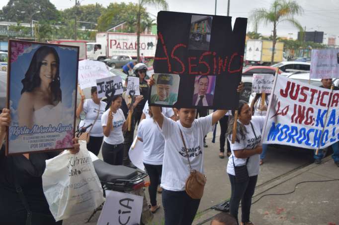 Familiares de joven que falleció tras una rinoplastia protestaron en la fiscalía