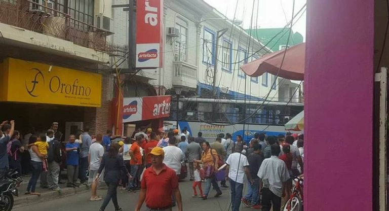 Bus se impactó contra local en Manta; hay 17 heridos