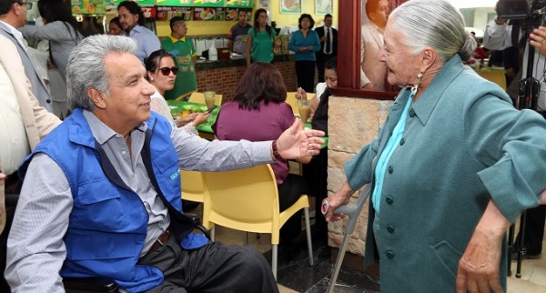 Presidente compartió con la ciudadanía en un restaurante tradicional de Quito